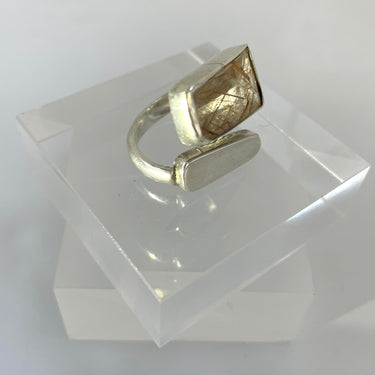 BEAUTIFUL PEOPLE / zilveren ring met gevlekt bergkristal